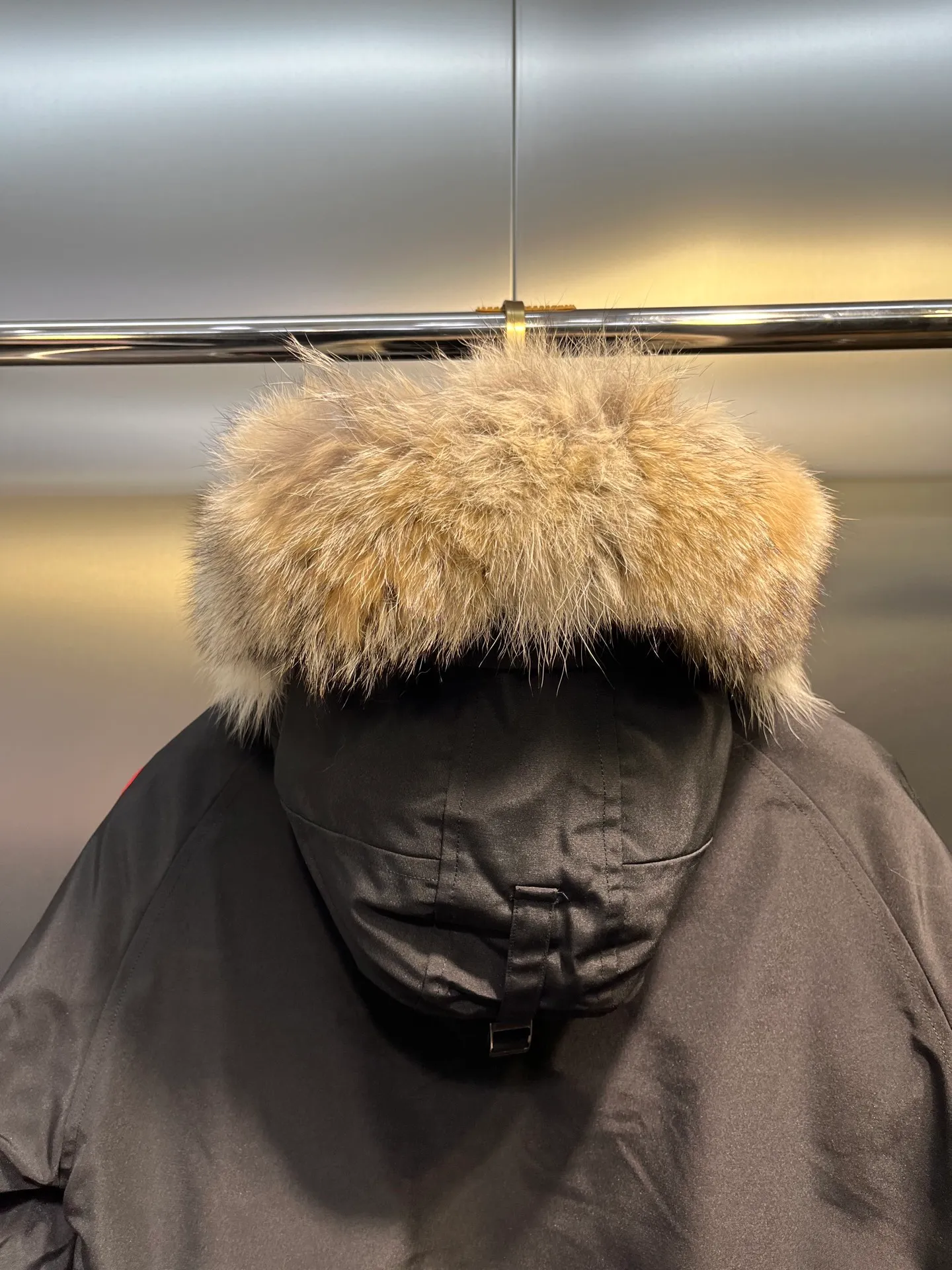 P780 CANADA GOOES 02 model (black) Chilliwa bomber jacket 02 model, chosen by Arctic and Antarctic scientific expedition teams as cold-proof equipment, the Rolls-Royce of down jackets. ➖ Industry-leading anti-counterfeiting chip sensing. ➖ Imported Behringer embroidery machines and customized embroidery labels, the highest level and industry leading. ➖ Imported Korean 21-count polyester-cotton blended original fabric, TC85 waterproof coated fabric, water-repellent, windproof and wear-resistant. ➖ The new national standard 80 white duck down is filled with an average of 520 grams of down. The amount of down filled is industry-leading. ➖ 100% nylon lon lining with double double-layer sealing design to prevent velvet running, seamless thread design on cuffs! ➖ Western Canadian Green Wolf Collar. ➖ Yoshida YKK provides original factory-customized electroplated sliders. YKK two-way lockable zippers are tight and smooth and do not peel off paint. ➖ 3M composite Velcro is durable and the accessories and hardware are all custom-made. Note: Our copywriting is only simple and clear. Instead of bragging about the copywriting, it is better to compare and understand with samples. Only for the purest, most focused, most professional, highest quality, and highest sex!  size：xs-xl